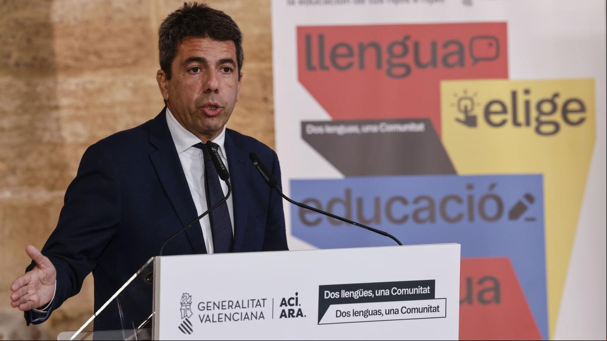 Bronca entre detractores y partidarios de Mazón que defiende en Orihuela su consulta lingüística