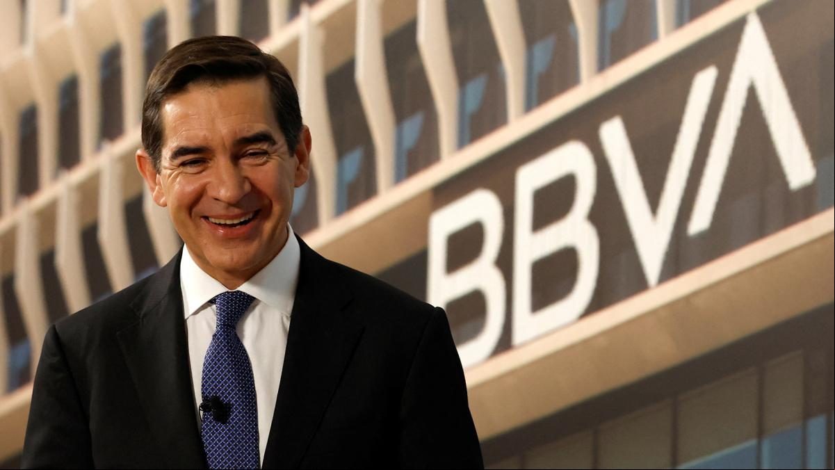 Torres responde al Sabadell que España necesita bancos mayores para “inversiones estratégicas”