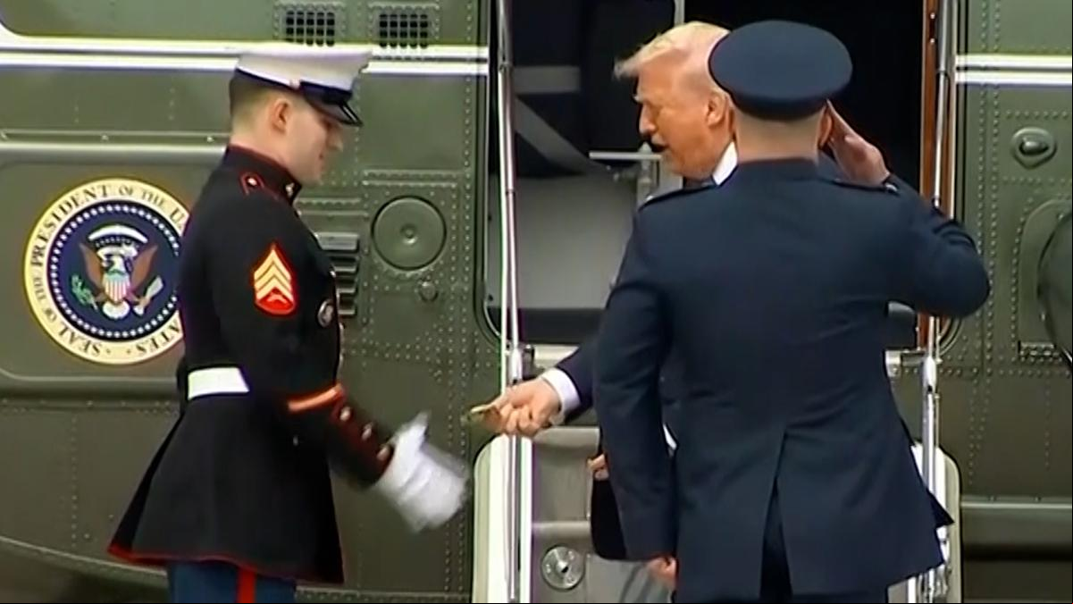El misterioso objeto que entrega Trump a un miembro de la tripulación del Marine One
