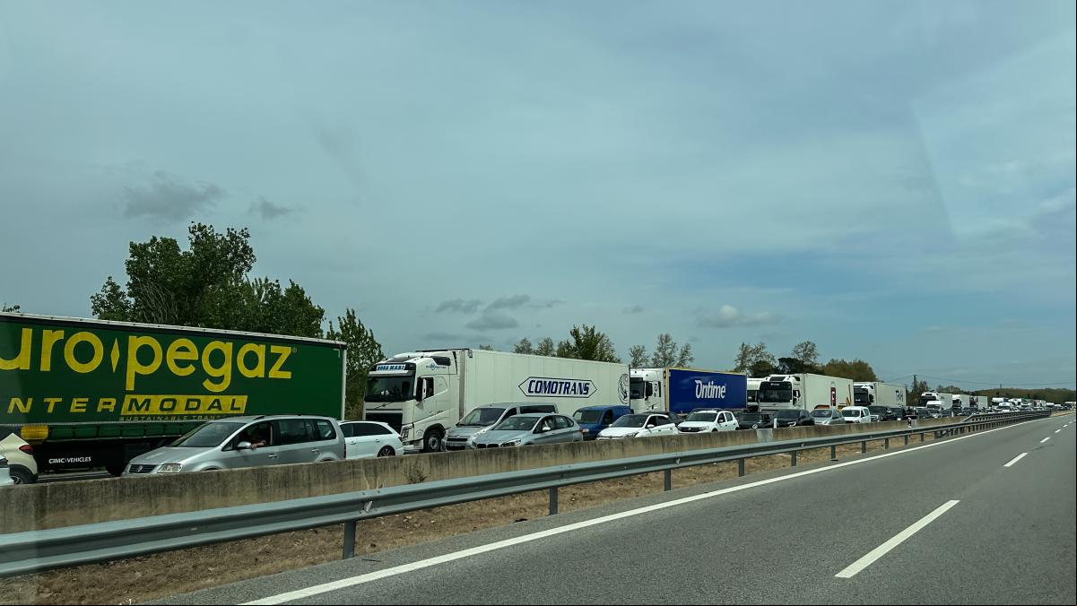 Retenciones de hasta 3 kilómetros en la AP-7 en Sant Celoni por un vehículo incendiado