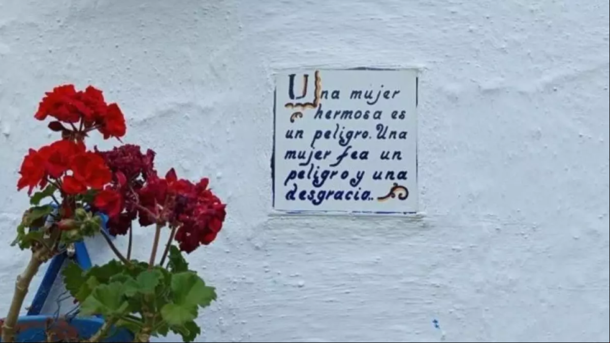 “Una mujer hermosa es un peligro, una mujer fea...”, polémicos mensajes machistas en la fachada de un hostal malagueño