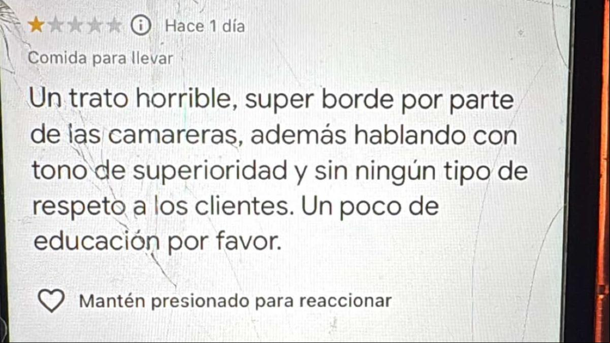El sonado zasca de un restaurante de Málaga a una reseña que criticaba el trato de los camareros: “Un poco de educación por favor”
