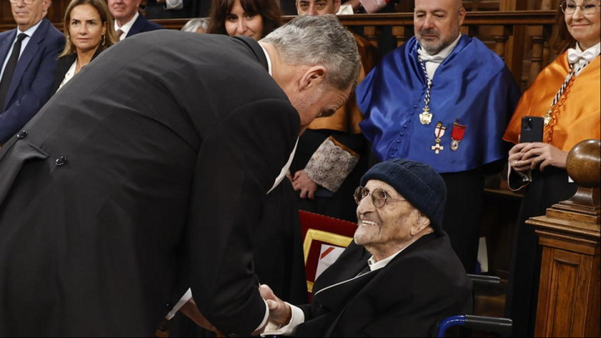 El Rey entrega el Cervantes a Álvaro Pombo de quien elogia “su bondad y su verdad”