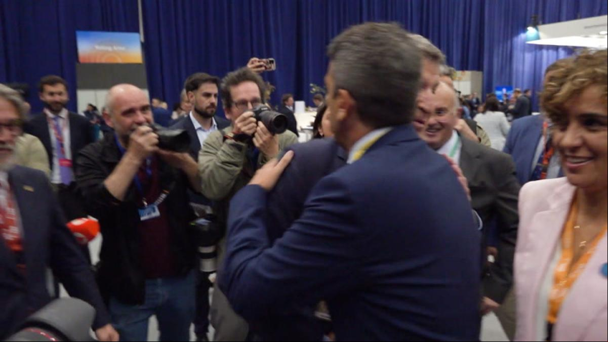 Visita sorpresa y fugaz de Mazón con abrazo al presidente popular en el cónclave del PPE