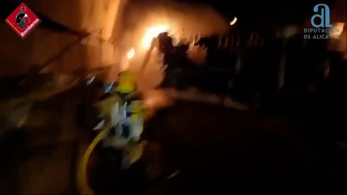 El vídeo de los bomberos de Alicante del camión volcado en un túnel de la AP-7