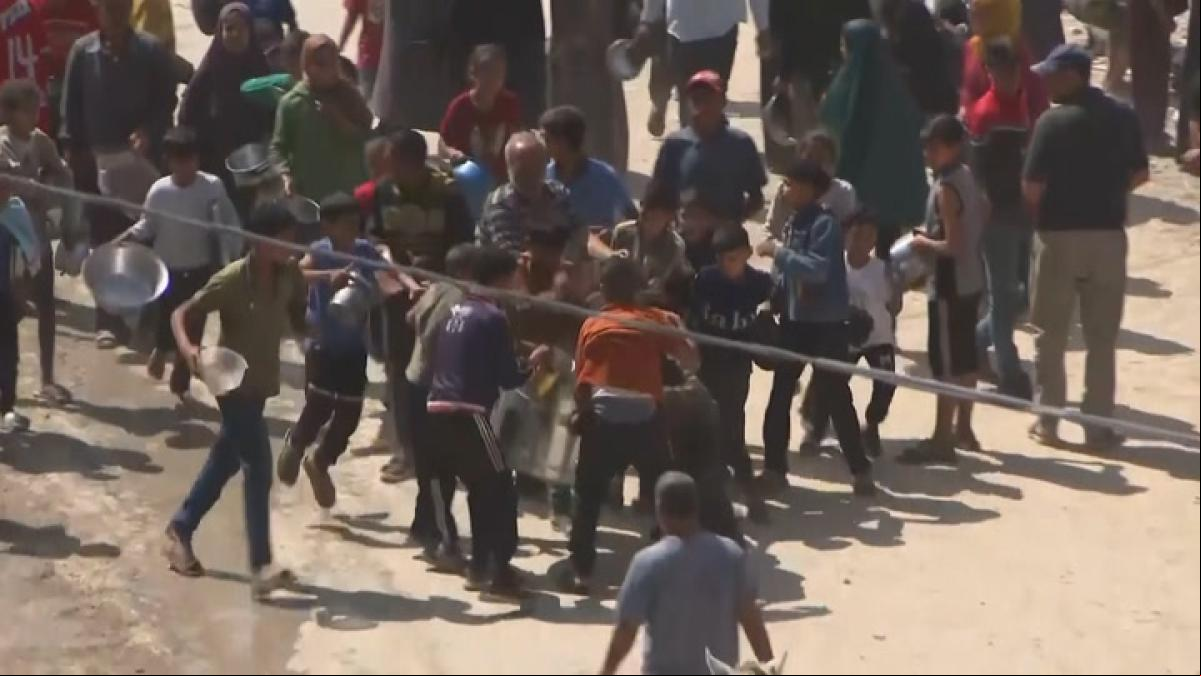 Las imágenes de un grupo de niños peleándose por conseguir alimentos en Gaza