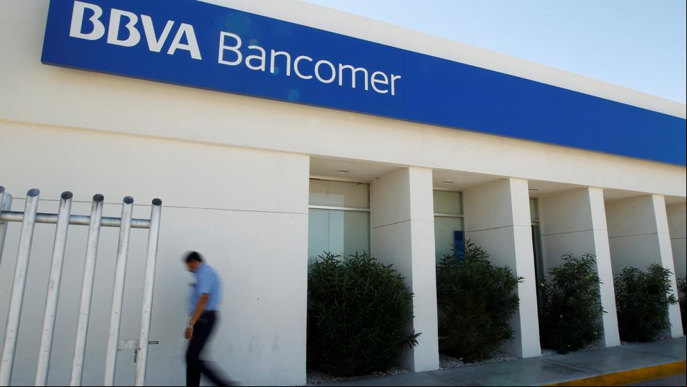 Fuerte caída de BBVA en bolsa por la posible limitación a las comisiones en México
