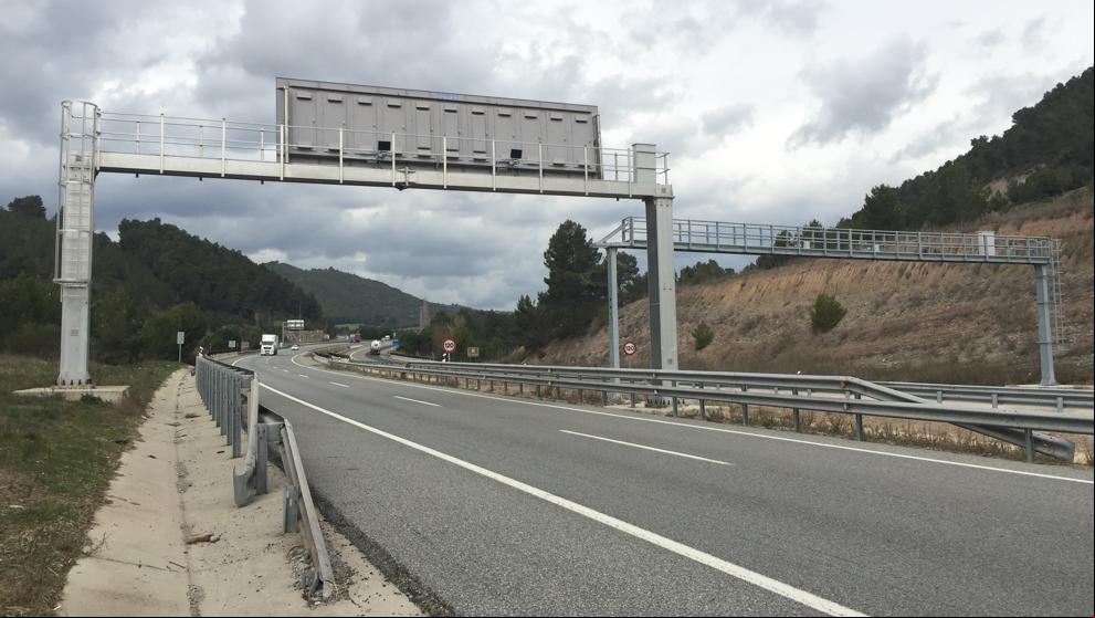 Muere una persona en un choque entre un camión y una furgoneta en la A-2