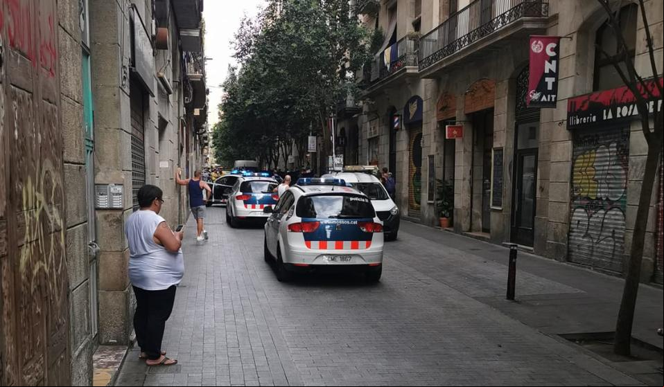 Un joven fallece al saltar de un balcón a otro en un bloque de viviendas del Raval