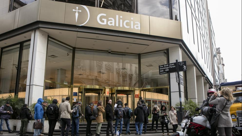 Colas e incertidumbre en Argentina ante el control del cambio de dólares decretado por Macri