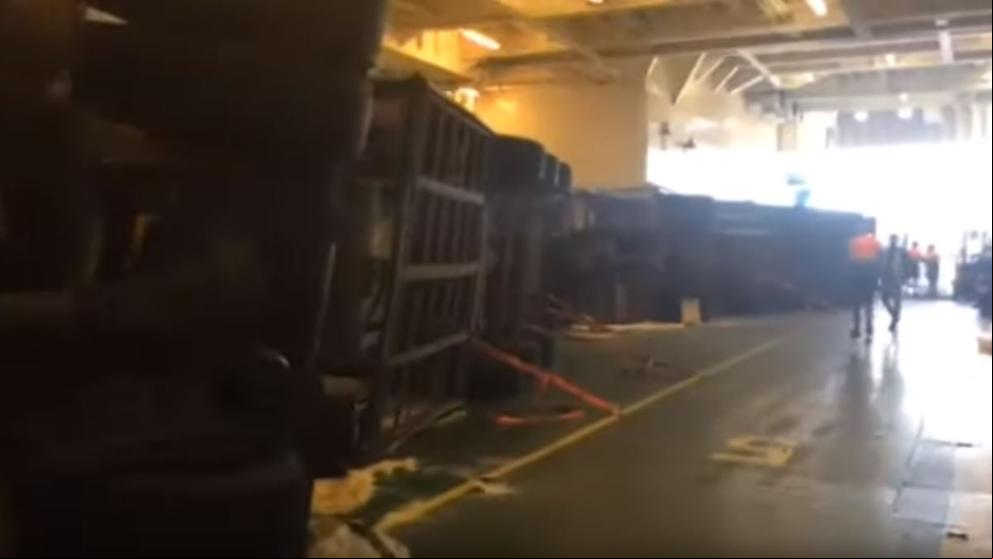 Varios camiones vuelcan dentro de un ferry debido al gran oleaje