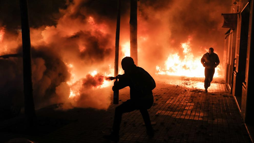 La protesta degenera en una segunda noche de fuego y disturbios