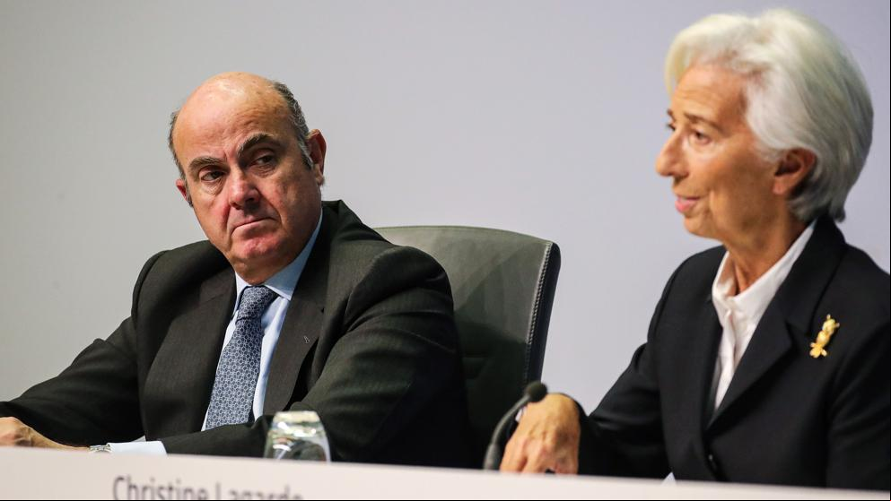 Guindos insiste en que las fusiones ayudan a reducir costes en la banca