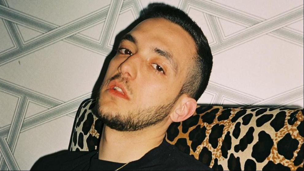 C. Tangana se cuela en la retransmisión de los Latin Grammys mientras se tomaba una copa